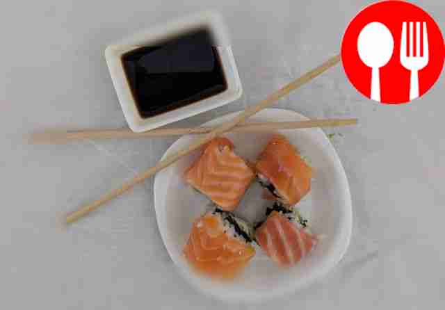 Домашние роллы с лососем и авокадо