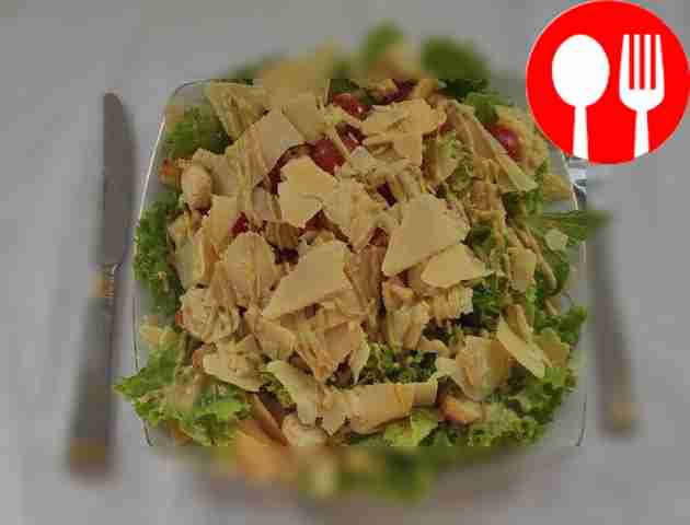 Классический салат Цезарь с креветками