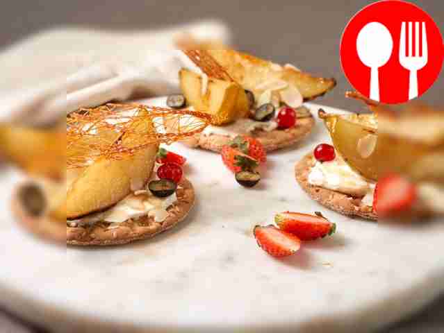 Хлебцы с карамелизированной грушей и маскарпоне