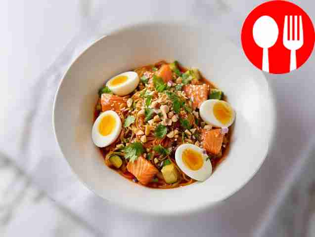 Боул с лососем, лапшой и овощами в кисло-сладком маринаде