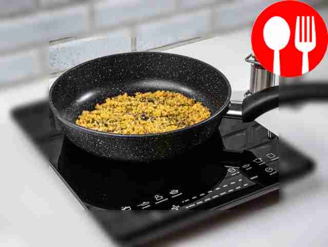 Разогрейте сливочное масло и обжарьте булгур...