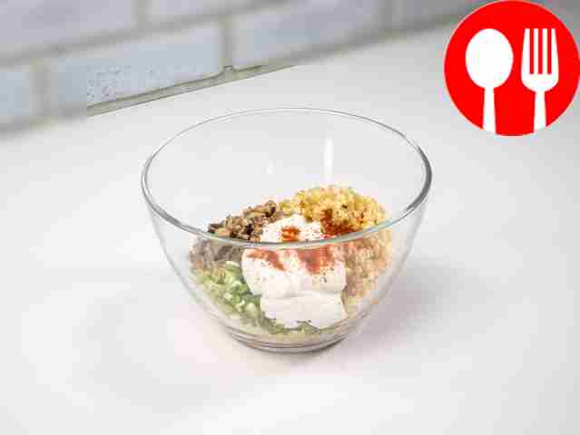 В большой миске соедините курицу, булгур,...