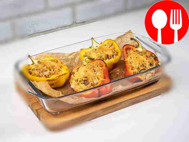 Перцы, фаршированные начинкой, готовы к подаче.