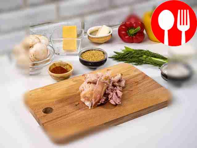 Снимите кожу и удалите кость из копчёного...