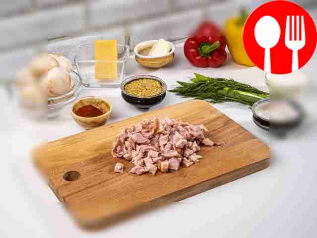 Порежьте куриное мясо на мелкие кубики.