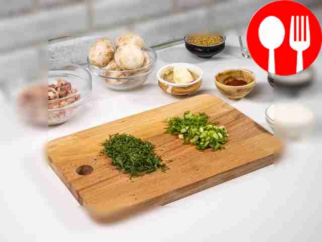 Нарежьте мелко зелёный лук и укроп.