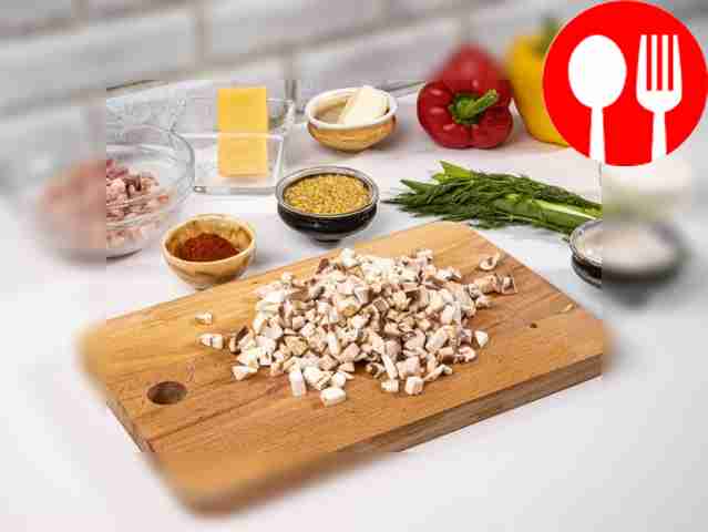 Шампиньоны тоже измельчите, порезав на мелкие кубики.