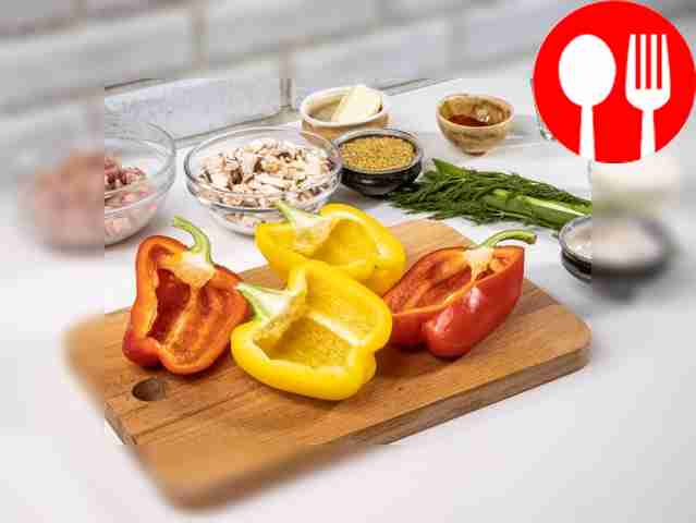 Разрежьте болгарские перцы на половинки,...