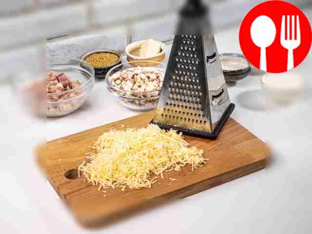 Измельчите сыр на мелкой тёрке.
