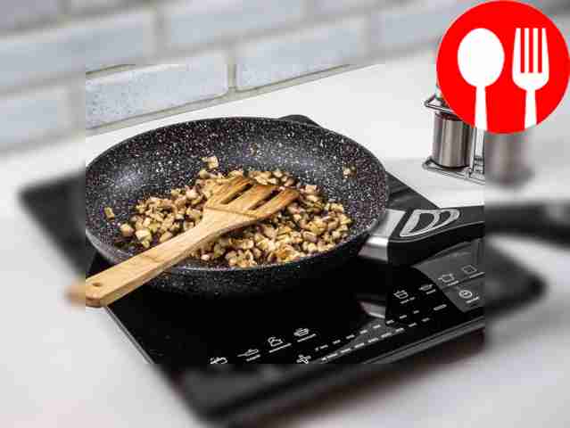 Поджарьте грибы в растительном масле примерно...