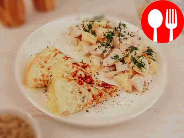 Салат с яичными блинчиками, курицей и ананасом