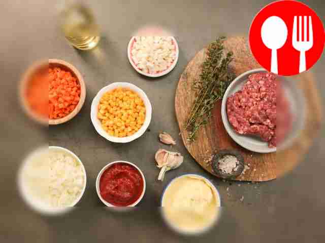 Очистите морковь, лук и чеснок, затем нарежьте...