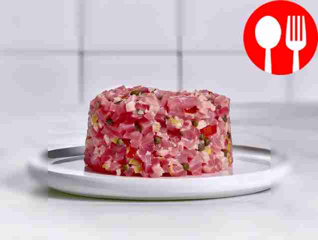 Тартар из тунца с помидорами и каперсами