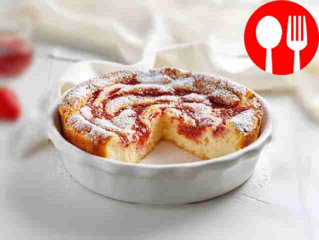 Ароматная запеканка с клубничным вареньем