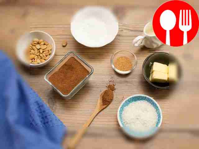 Мелко нарежьте арахис. Подготовьте силиконовую...