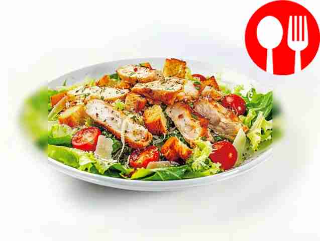 Классический салат «Цезарь» с курицей и хрустящими гренками