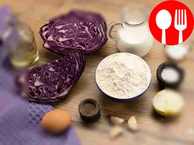 Очистите капусту и лук, затем нашинкуйте их...