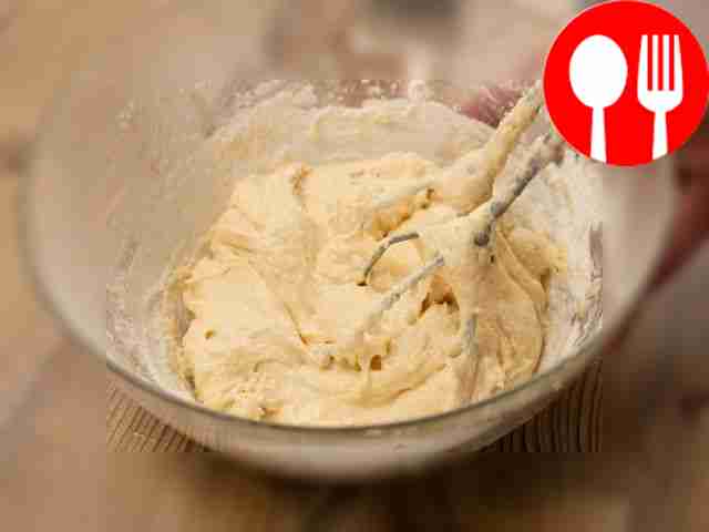 Для основы взбейте яйцо с кефиром, потом...