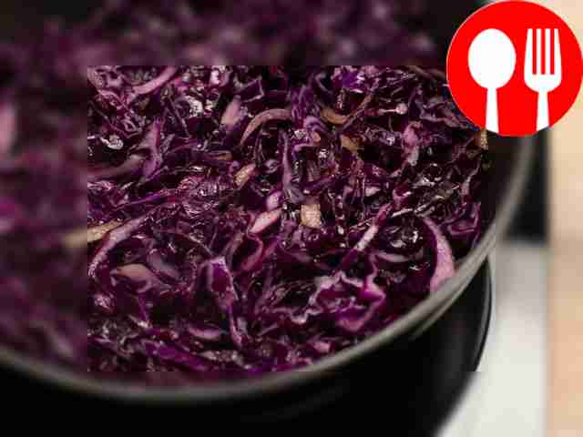 Всыпьте нашинкованную капусту и обжаривайте...