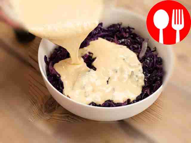 Выложите начинку на дно формы и залейте её...