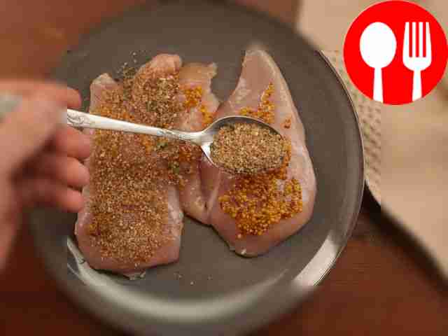 Нанесите горчицу на мясо со всех сторон, затем...