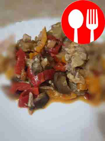 Баклажаны, тушёные в сметане с отварной курицей