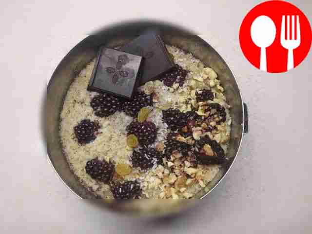 Быстрая овсянка с замороженными ягодами в духовке