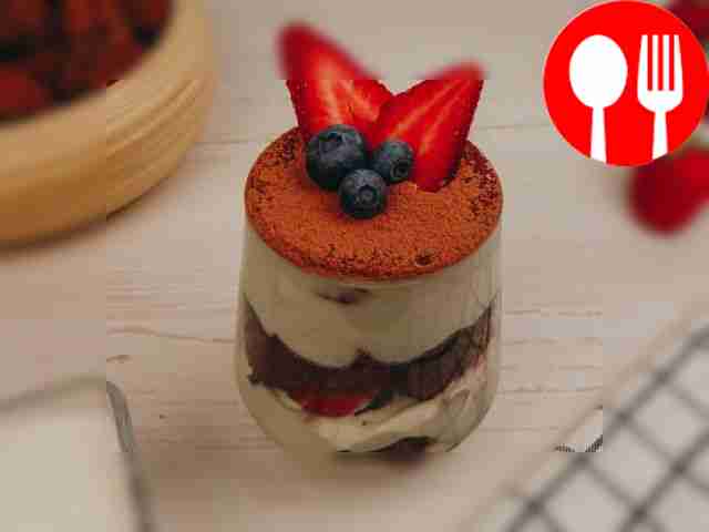 Шоколадный бисквит с творожным кремом и клубникой