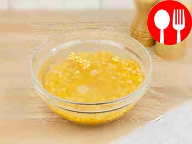 Оставьте горох замачиваться в воде на полтора–два часа.