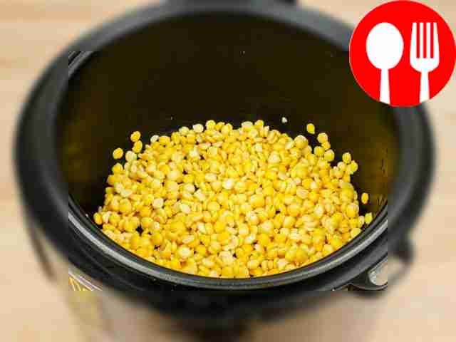 Слейте жидкость и перенесите горох в чашу мультиварки.