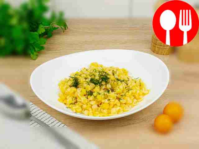 Перед подачей посыпьте зелёный горошек мелко...