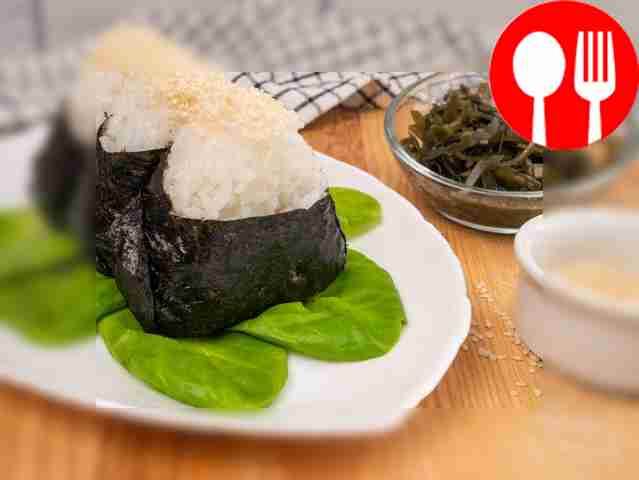 Полезные онигири с морской капустой