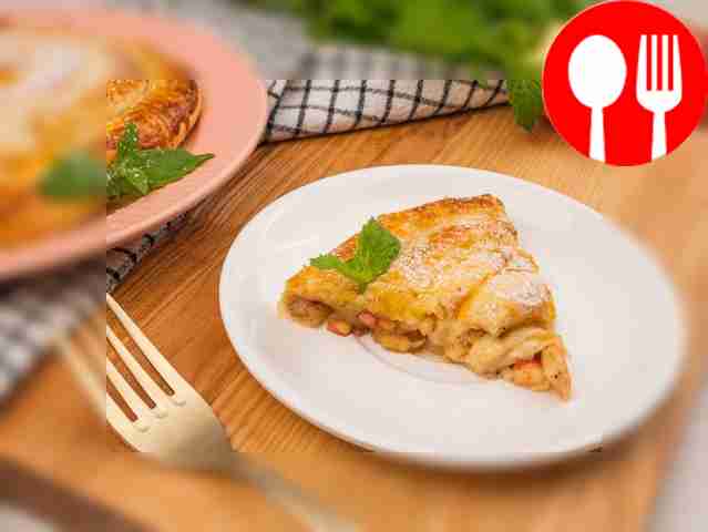 Улитка с яблоками из слоеного теста