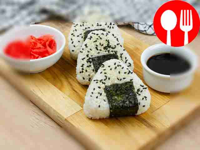 Онигири с кукурузой и яйцом