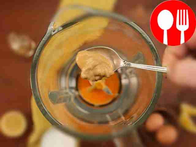 Поместите яйца и горчицу в блендер и взбейте...