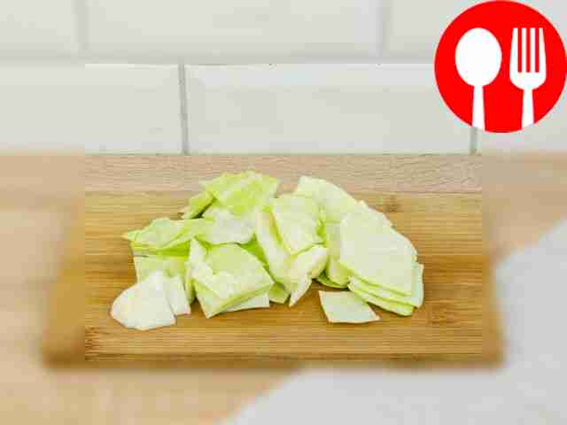 Капусту нарежьте мелкими квадратиками.