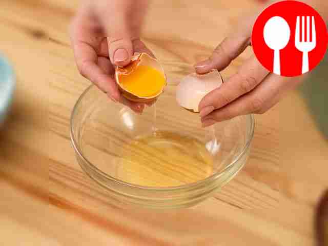 Отделите желтки от белков, муку с крахмалом...