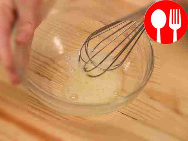 Взбейте белок до однородной массы.