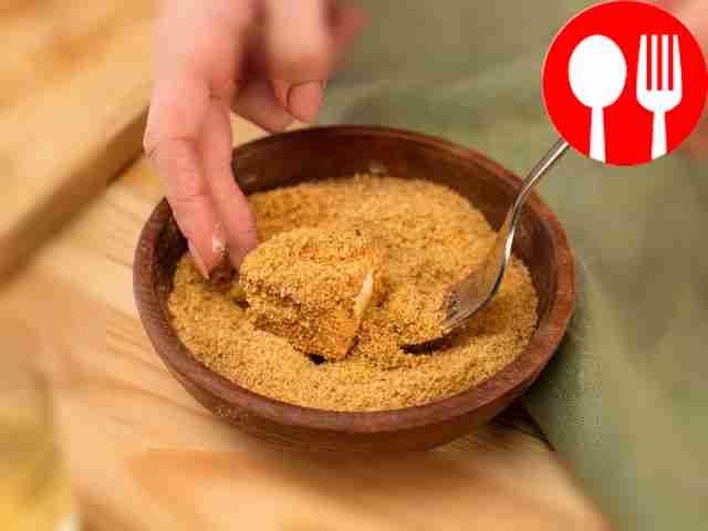 Выньте замороженный майонез из форм, обкатайте...