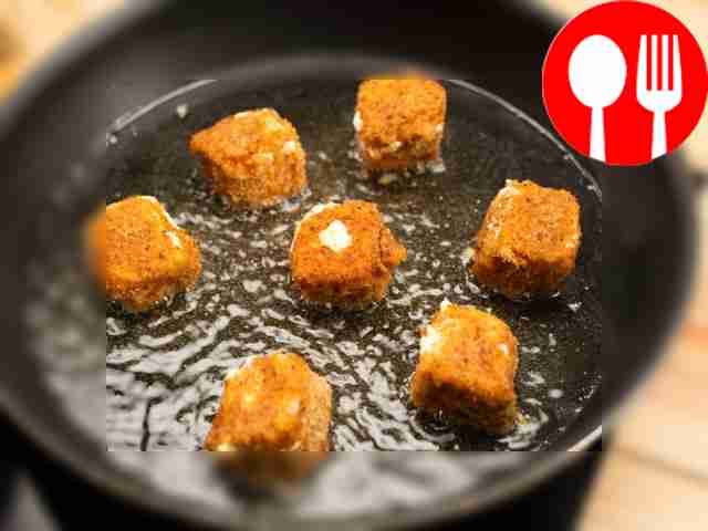 Переложите готовый майонез на бумажные...