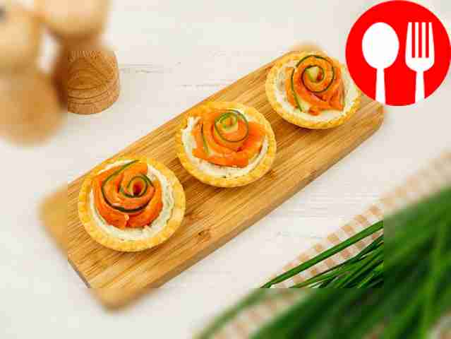 Песочные тарталетки с семгой, творожным сыром и авокадо