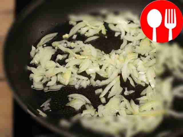 На хорошо разогретом растительном масле...