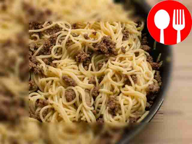 Переложите отваренные спагетти, хорошо...