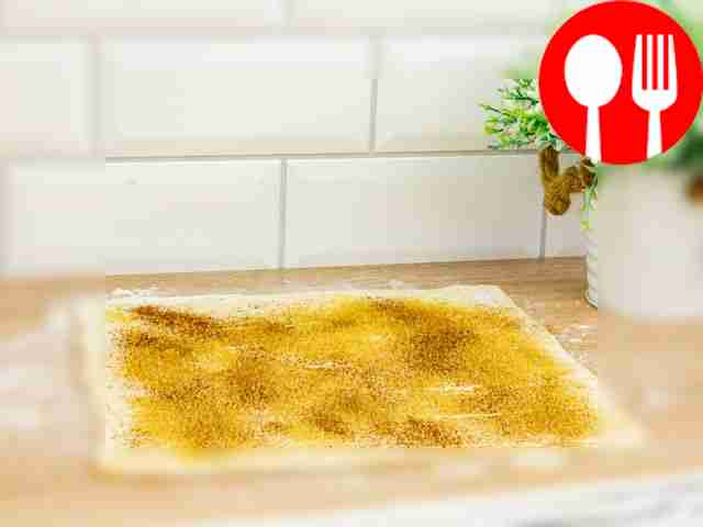 Посыпьте тесто смесью корицы и сахара.