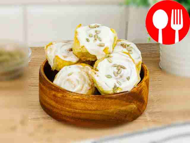 Покройте булочки кремом, а по желанию посыпьте...