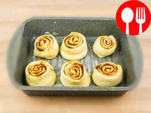 Смажьте форму для выпечки столовой ложкой...