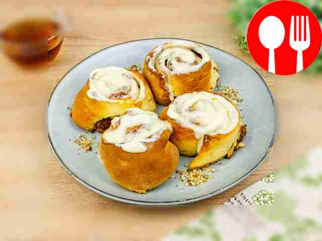 Разложите булочки по тарелке. Всё готово!