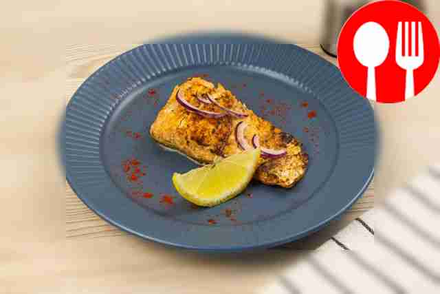 Судак на гриле в лимонно-луковом маринаде