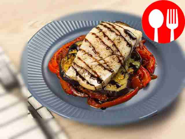 Запеченый судак с баклажанами