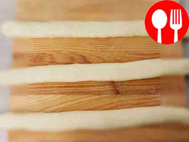 Плотно соедините концы каждой колбаски и...